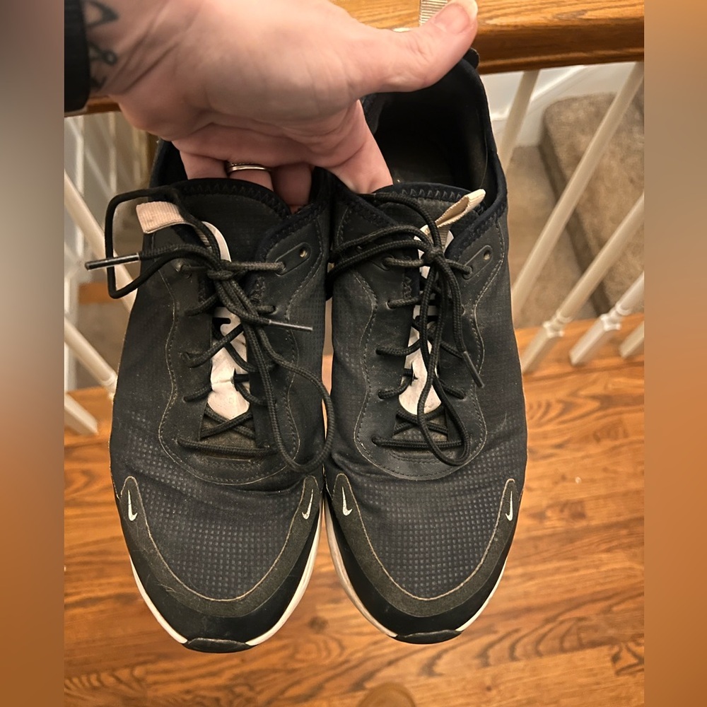 Women’s black Nike sneakers, size 10.5